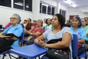 Defensoria leva orientação sobre direitos e segurança digital a pessoas idosas na FUnATI