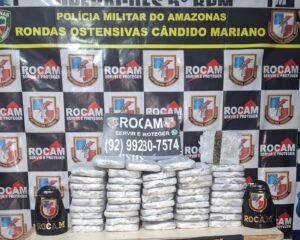 Polícia apreende drogas em porto do AM; traficantes fogem pelo rio