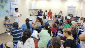 Profissionais da prefeitura orientam usuários para prevenção e controle do diabetes em ação de saúde