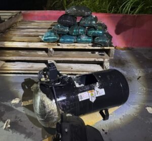 Polícia encontra 15 kg de drogas dentro de compressor em ferry boat no Amazonas