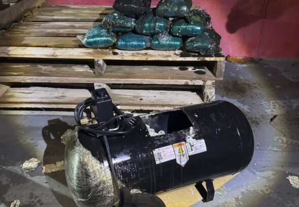 Polícia encontra 15 kg de drogas dentro de compressor em ferry boat no Amazonas