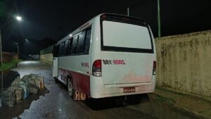 PM apreende quase 2 toneladas de drogas em micro-ônibus no Amazonas